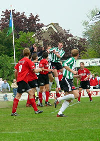 Topdrukte in het doelgebied van Be Quick'28 (Foto Helmich Lubberts)